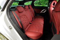 前席だけでなく後席にも、腕時計のベルトをモチーフにしたという意匠が用いられている。