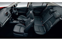 シートはブラックの本革（パーフォレーションレザー）が標準。