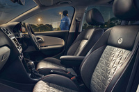 インテリアの様子。Beatsのブランドロゴがあしらわれた専用のシートが装着される。