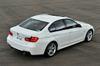 【テスト車のオプション装備】 イノベーションパッケージ＝22万円／アダプティブMサスペンション＝10万円／電動ガラスサンルーフ＝17万円／リアサイドウィンドウ・ローラーブラインド＝3万6000円／トップビュー＋サイドビューカメラ＝10万円／パーキングアシスト＝4万9000円／ダコタレザーシート＝25万9000円