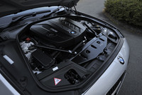 「523d」を名乗るが排気量は2リッター。184psおよび38.7kgmというスペックも「320d」と変わらない。