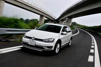 安全装備は充実している。衝突軽減ブレーキやACC、リアビューカメラなどが標準となるほか、「アップグレードパッケージ」ではレーン・アシストも標準装備となる。