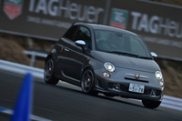 富士スピードウェイのショートサーキットを駆ける、「アバルト595コンペティツィオーネ」。