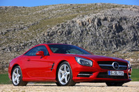 リトラクタブル式ハードトップの「バリオルーフ」がクローズの状態。ルーフにも一部マグネシウムが採用され、15kgの軽量化を実現している。