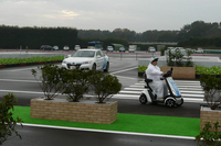 T字路で一旦停止し、電動カートの横断を待つ。ここでの情報のやり取りには、Wi-Fi通信が用いられている。