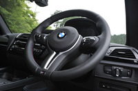 シフトパドル付きの「マルチファンクションMスポーツ・レザー・ステアリング・ホイール」。エアバッグはコンパクトにまとめられている。