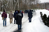 会場付近の凍結路に、プレスのクルマは悪戦苦闘。