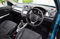 4代目「エスクード」のインストゥルメントパネルまわり。インテリアカラーはブラックで、各所にシルバーの装飾パーツが施されている。