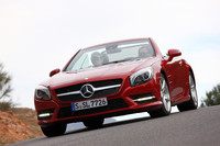 新開発のワイパーシステム「マジックビジョンコントロール」は、ワイパーブレード内の多数の穴からウォッシャー液を噴霧することで、ルーフを開けた状態で作動させても室内を汚さないというもの。