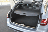 ラゲッジルーム容量は470リッター。分割比率40：20：40のリアシートをたためば1490リッターまで拡大することができる。（クリックすると後席が倒れる様子が見られます）