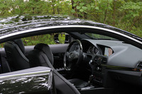 Bピラーのないサイドウィンドウが特徴。