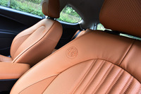 シートのバックレストには、さりげなくアルファ・ロメオのエンブレムが刺しゅうで表現されている。