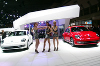 勢いが伝わるフォルクスワーゲンブースの画像