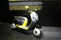「MINIスクーターEコンセプト」。丸いヘッドランプに、カウルの開口部を囲むグリル状のクロームモールなど、四輪のMINIから拝借したデザインモチーフを見つけることができる。