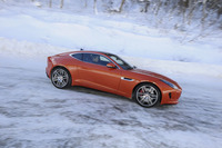 ジャガーのAWDシステムは、通常はほぼFRで、必要に応じて前輪にも駆動力を伝える。