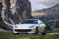 4RMと呼ばれる「FF」の4WDドライブトレインは、後輪操舵機能が加わり、4RM-Sに進化した。車両重量配分は前が47％で後ろが53％。