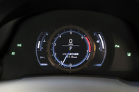 “Fスポーツ”専用のTFT液晶デジタルメーター。ステアリングスイッチを操作するとメーターリングが横にスライドし、インフォメーション画面が開くというギミックが備えられている。