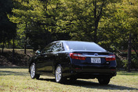 ワイド感と安定感を演出したというリアビュー。新型「カムリ」のボディーサイズは先代モデルとほぼ同じ。全幅がわずかに5mm広いだけである。