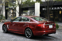 テスト車は、ブラックメッシュのエアインテークやトランクリッドのリップスポイラーなどがセットになった「エアロダイナミックパック」がオプション装備されていた。