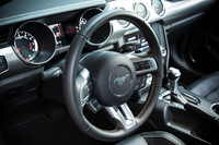 シフトパドルが装備された3スポークの本革巻きステアリング。先代モデルに装備されていた、シフトノブの変速スイッチは廃止された。
    