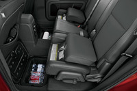 シートの座面高を調整できる「チャイルドブースター」。体重22〜39kg、身長119〜145cmの子供向け。2列目シートの左右それぞれに装備される。