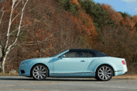 幌（ほろ）の開閉に要する時間は25秒。
    （写真をクリックするとルーフを開く様子が見られます）