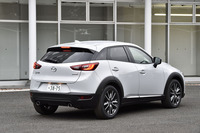 「XDツーリング Lパッケージ」（FF）のリアビュー。ボディーカラーはセラミックメタリック。