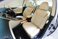 運転席と助手席は、全てのグレードで8ウェイの電動調節式となる。運転席には電動のランバーサポートも。