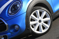 タイヤサイズは195/55R16が標準だが、テスト車にはオプションで用意される205/40R18サイズが装着されていた。