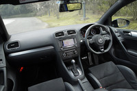 ステアリングホイールに刻まれた“R”の文字以外、あっさり風味の「ゴルフR」のインテリア。