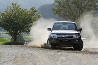 元パリダカ王者の増岡浩さんは、電子制御式の車両安定装置をすべてオフにして、パジェロの“素っぴん”の実力を見せてくれた。真似はできないにせよ、これだけのポテンシャルを秘めたクルマに乗っているのだという安心感は増す。「是非、日本中のオーナーのみなさんに経験していただきたいですね」とは増岡さんの弁。
