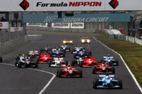 スタートシーン。ポールポジションのNo.2 松田次生(mobilecast IMPUL)がスタートで出遅れ、2番グリッドからスタートしたNo.19 本山哲(Arabian Oasis IMPUL)トップで1コーナーへ。
3番手には、5番グリッドからNo.1 ブノワ.トレルイエ(mobilecast IMPUL)が好スタートを決め、松田の直後に迫る。