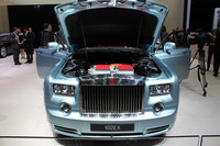 ボンネットを開けるとV12気筒の代わりにリチウムイオンバッテリーが納まる。大型のパルテノングリルも健在。