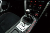 本革巻きシフトノブ（1万500円）。アルミが露出する上面がくぼんでいるのは、そこが熱くなる夏場などに直接触れないようにするための配慮だ。