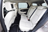 後席にはリクライニング機能が付くほか、前後方向に160mmスライドする。(クリックすると後席が動く様子を見られます）