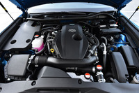 2リッター直4直噴ターボ「8AR-FTS」エンジン。「クラウン」のガソリンエンジン車の中では最も優れる13.4km/リッター（JC08モード）の燃費を記録する。