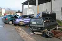 一時期、ボクが住む街の解体工場外にはクルマが複数放置されていて、勝手に部品を取っていったと思われる形跡がみられたものだ。2005年撮影。