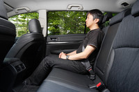 ツーリングワゴンの後席。ホイールベースを80mm延長するなどし、前後のシート間距離を68mm延長。幅で100mm、高さでも40mmのアドバンテージを得た。