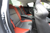 キャビンスペースは外観から想像されるよりも広く、大人4人が十分に座れる広さが確保されている。