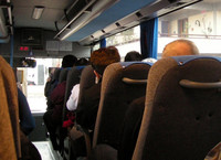 夏冬時間調整後も、郊外行き路線バスの車内時計は、しばらく元のままが多い。、