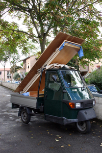 三輪トラック「アペ」でやってきて、家具を持ち込んだり、購入したりするお客さんも。