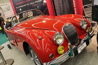 かたわらには「ジャガーXK150」が。