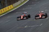 2ストップを選んだフェラーリのライコネン（右）だったが、最後にフレッシュなタイヤを履くチームメイトのアロンソ（左）に抜かれてしまった。アロンソ6位、ライコネン7位。（Photo=Ferrari）
    