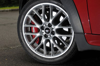 タイヤサイズは205/45の17インチ。専用デザインのアロイホイールが備わる。