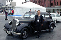 旧き良きメルセデス、「170S」（1953年）とともに。オーナーの方は、普段の足として今でも使っているというから驚き。このほか、ガルウィングをもつ「300SL」など、十数台のクラシック・メルセデスが飾られた。