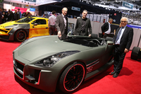 フランコ・スバッロ氏（写真右）。弟子の作品とともに。2014年3月ジュネーブモーターショーで撮影。