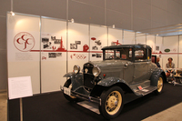 1956年に設立された日本クラシックカークラブ（CCCJ）のブース。壁面に貼られた、クラブの歴史と世相をシンクロさせた年表がすばらしかった。展示車両は、3代目会長を務めた『CAR GRAPHIC』名誉編集長の小林彰太郎氏が所有していたこともある、希少な日本フォード製の1931年「フォードA型」。