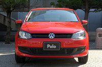 新デザインのヘッドライトやブラックラジエターグリル、ハニカム形状のエアインレットなど、水平ラインを強調したフロントグリルでシャープな印象に。