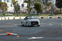 特設コースを走る新型「コペン」のプロトタイプ。