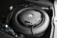 スカイラインクロスオーバーの全グレードには、BOSE社が専用設計したサウンドシステムが標準で備わる。写真は、スペアタイヤのホイール内に置かれる「ウーファーボックス」。